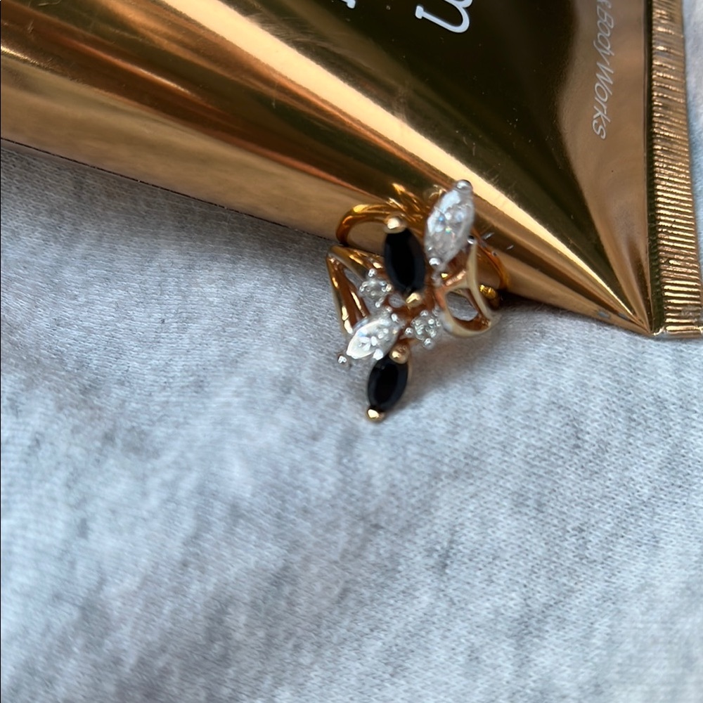 Elegant Gold and Black Women's Ring